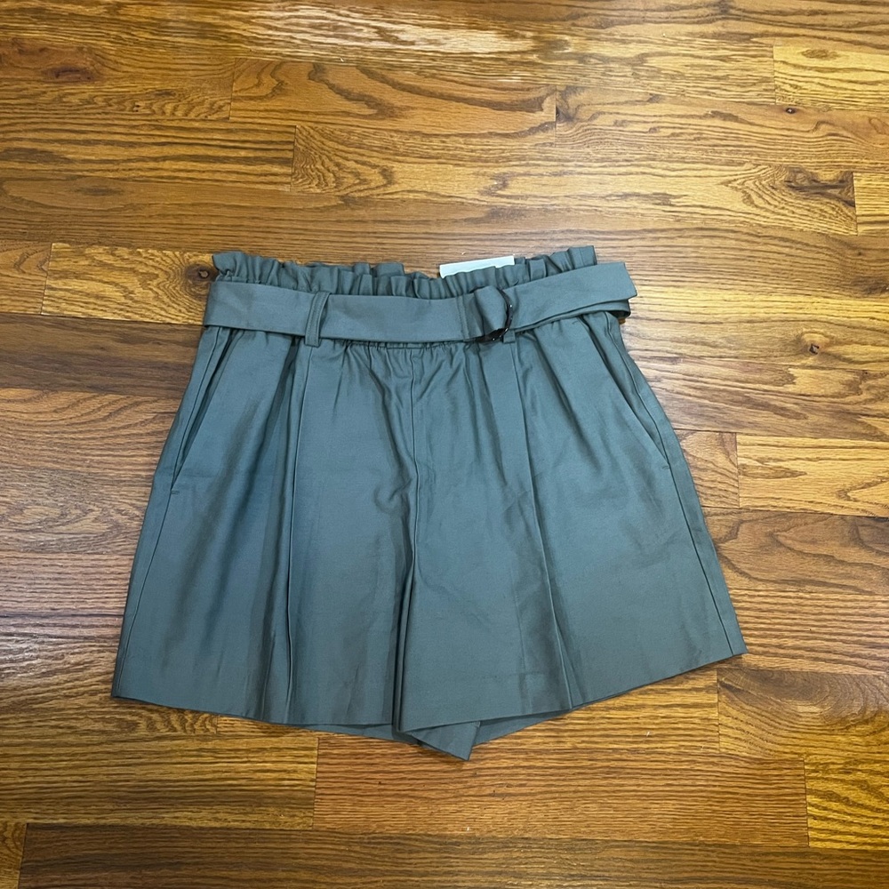 NWT Ann Taylor D-Ring Pull On Short Size Medium